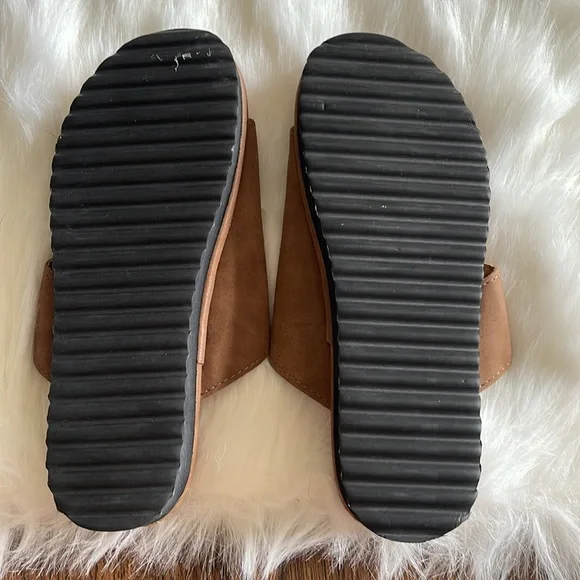 🚨NWT. Tan sandals. 1 inch heel. Size 34. Voperin. Lightweight. - Picture 4 of 6